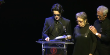 41 yıllık eşi Özkan Uğur'a veda eden Aysun Aslan, salondakilerden 1 dakikalık saygı duruşunda bulunmalarını istedi