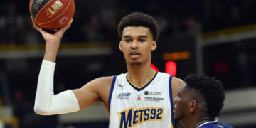 Basketbolcu Victor Wembanyama ile fotoğraf çektirmek isteyen Britney Spears, korumanın yumruklu saldırısına uğradı