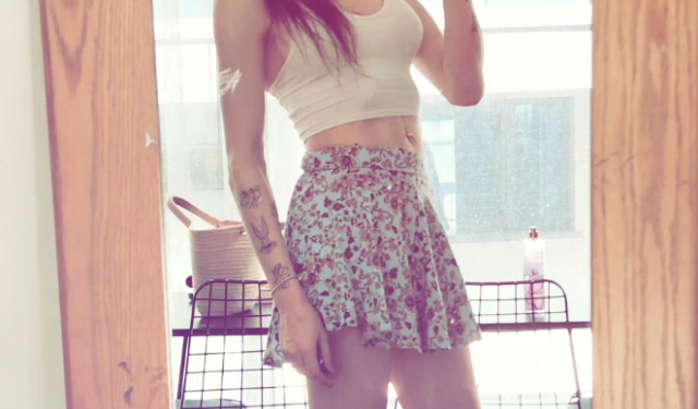 Cinsiyet değiştiren 'Timsah Celil' lakaplı ünlü oyuncu Meli Bendeli, mini etekli pozunu paylaştı