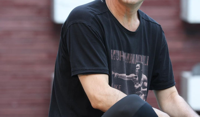 Dalgınlığının kurbanı oluyordu! Canlı yayın açan Serdar Ortaç, az kalsın evini yakıyordu