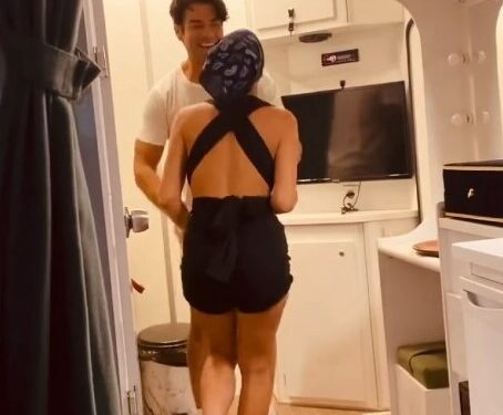 Demet Özdemir ve Şükrü Özyıldız karavanda dans etti