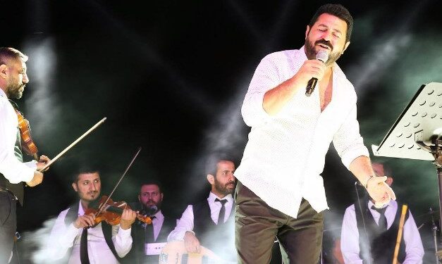 'Gelinlikle gelen kefenle çıkar' sözleri tepki çeken Serkan Kaya, kendisini savundu: Eşlerine aşkla bağlı olanların kurduğu cümledir