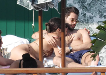 Hande Erçel ve Hakan Sabancı'nın İtalya kaçamağı! Genç aşıklar, şezlongda sarmaş dolaş görüntülendi