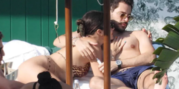 Hande Erçel ve Hakan Sabancı'nın İtalya kaçamağı! Genç aşıklar, şezlongda sarmaş dolaş görüntülendi