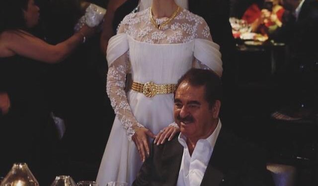 İkiz bebek bekleyen Yasemin Şefkatli, mavi bikinisiyle sere serpe poz verdi