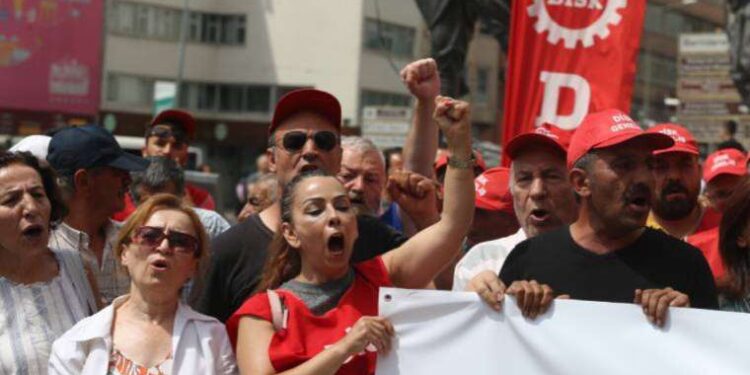 Emekçi zamlara karşı sokağa indi: Geçinemiyoruz