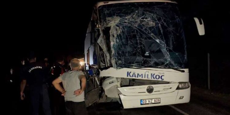 İzmir’de, kamyonet otoyolda duran otomobile çarptı: 1 ölü, 2 yaralı