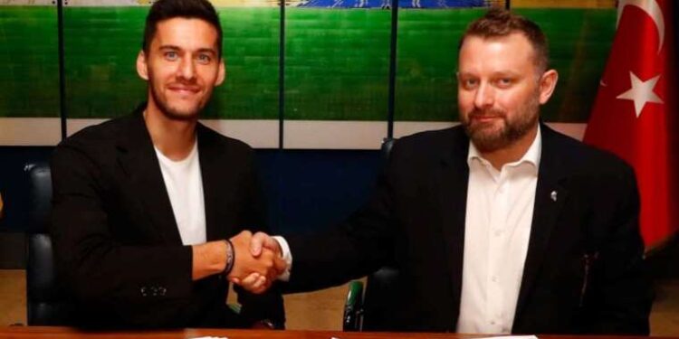 Fenerbahçe Umut Nayir'i renklerine bağladı