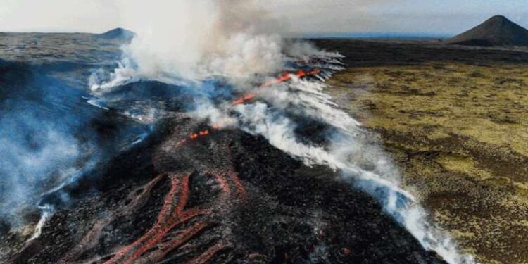 İzlanda'nın başkenti yakınında lav püskürmeye başladı