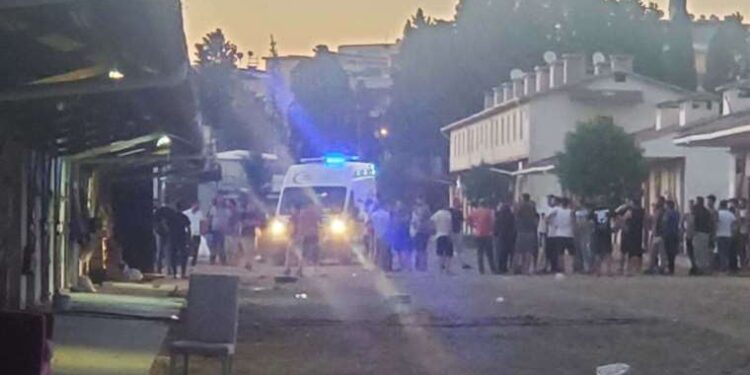 Fatih’te 2 katlı metruk bina alev alev yandı!