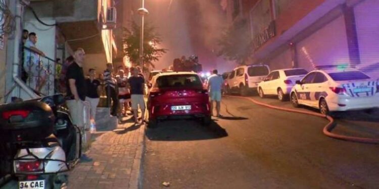 Şişli'de korkutan yangın: Gecekondu alev alev yandı