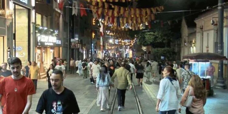 Taksim'de patlama sesi paniğe neden oldu: Korku ile kaçtılar