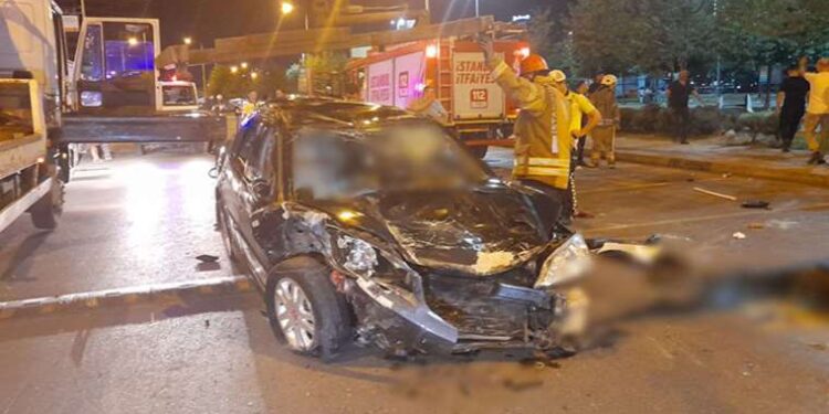 Bakırköy sahil yolunda, 3 araca çarpan otomobil takla attı: 4 yaralı