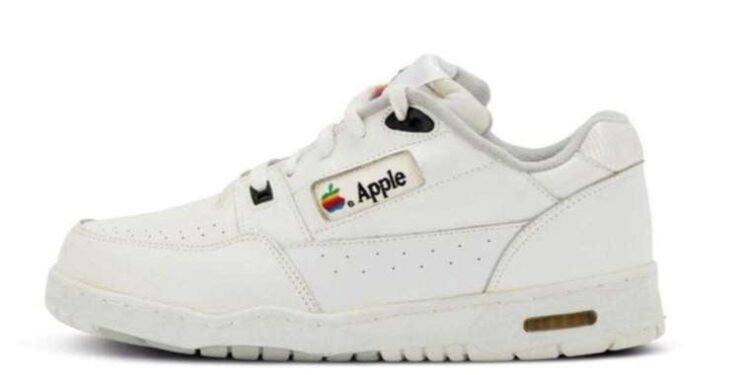 Apple’ın çalışanlarına özel yaptırdığı ayakkabı, 50 bin dolara açık artırmada