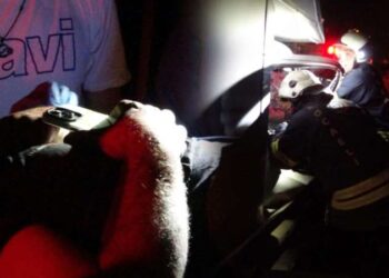 Kazada sıkıştığı yerden kurtuldu, araçtaki telefon için ekipleri harekete geçirdi