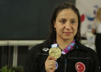 Milli yüzücü Merve Tuncel Sırbistan'da gümüş madalya kazandı