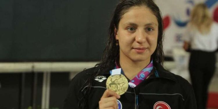 Milli yüzücü Merve Tuncel Sırbistan'da gümüş madalya kazandı