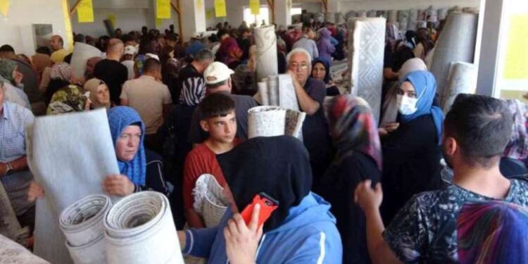 Yozgat’ta ucuz halı izdihama neden oldu