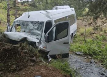 Bursa’da kontrolden çıkan minibüs ortalığı birbirine kattı: 1 ölü, 4 yaralı