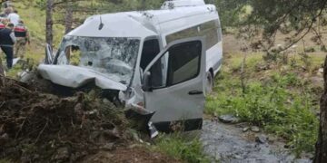 Bursa’da kontrolden çıkan minibüs ortalığı birbirine kattı: 1 ölü, 4 yaralı