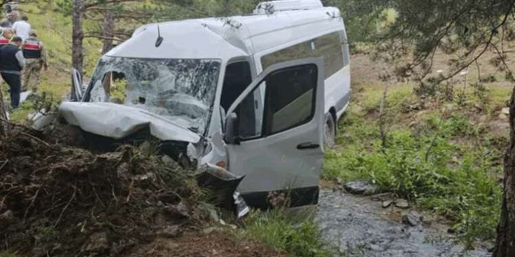 Bursa’da kontrolden çıkan minibüs ortalığı birbirine kattı: 1 ölü, 4 yaralı