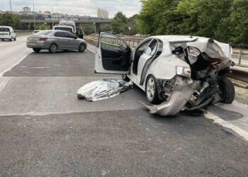 Pendik’te yarışan otomobilin çarptığı araç sürücüsü hayatını kaybetti