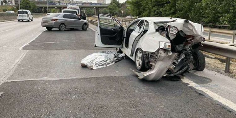 Pendik’te yarışan otomobilin çarptığı araç sürücüsü hayatını kaybetti