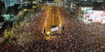 İsrail'de yüzbinlerce kişi hükümetin yargı düzenlemesine karşı yine sokaklara indi