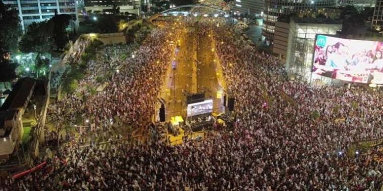İsrail'de yüzbinlerce kişi hükümetin yargı düzenlemesine karşı yine sokaklara indi