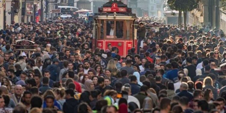 Danimarka’dan gelip, boşanma aşamasında olduğu kadını ile kızını otelin havuzunda öldürdü