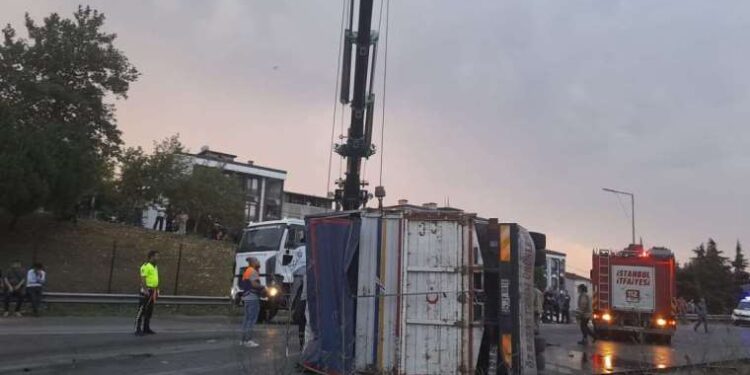 Karşı şeride geçen kamyon devrildi: 1 kişi hayatını kaybetti, 1 kişi yaralandı!