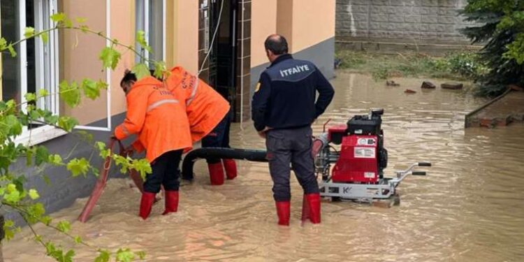 Çorum'u sağanak vurdu: Su baskınları meydana geldi