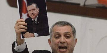 Arnavutköy’de demir sopa ve yumruklu ‘yol verme’ kavgası