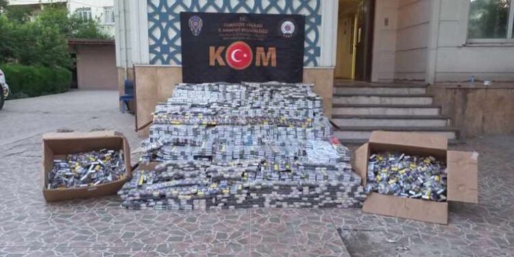 Minibüse bağlı römorkta bulundu... 26 bin paket kaçak sigara ele geçirildi!
