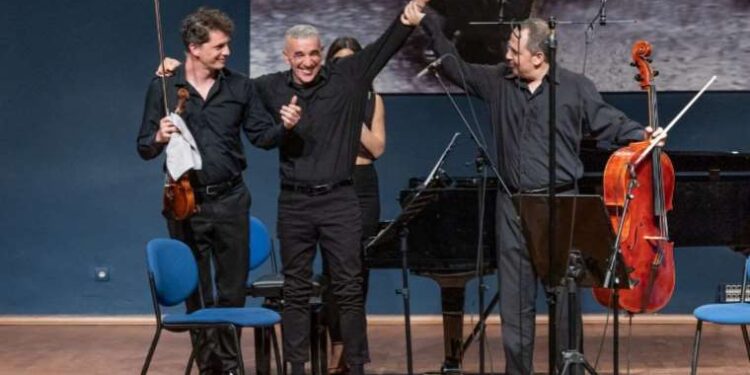 Kanseri yendi, şükran konseri verdi