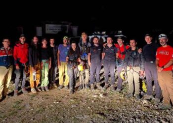 Amasya’da otomobil bariyere çıktı: Aynı aileden 4 kişi yaralandı!