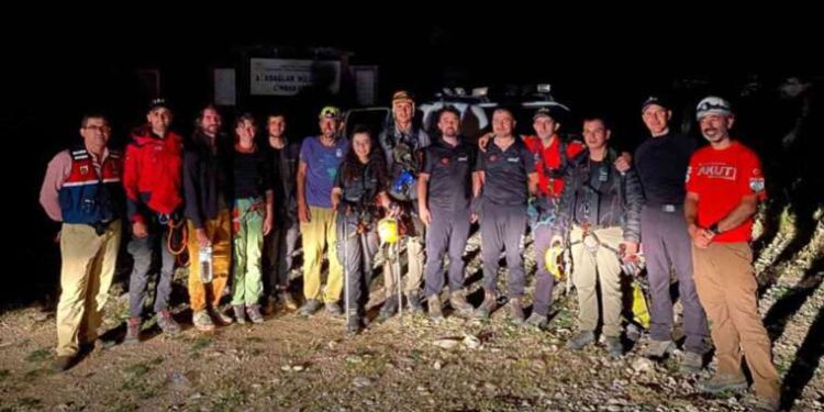 Amasya’da otomobil bariyere çıktı: Aynı aileden 4 kişi yaralandı!