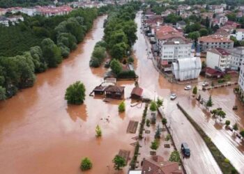 Aşırı sıcak uyarısı: Saat 11 ile 15 arası dışarıya çıkmayın!
