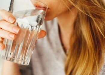 Diyetisyen uyardı: 'Günlük en az 2,5 litre su tüketin'