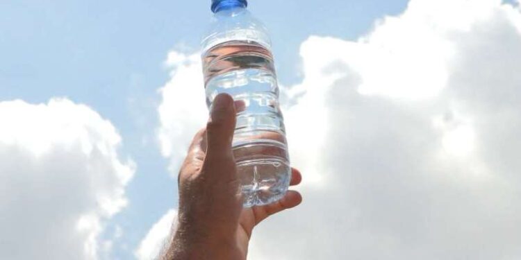 Güneşte bırakılan damacana ve pet şişeler insan sağlığını tehdit ediyor!