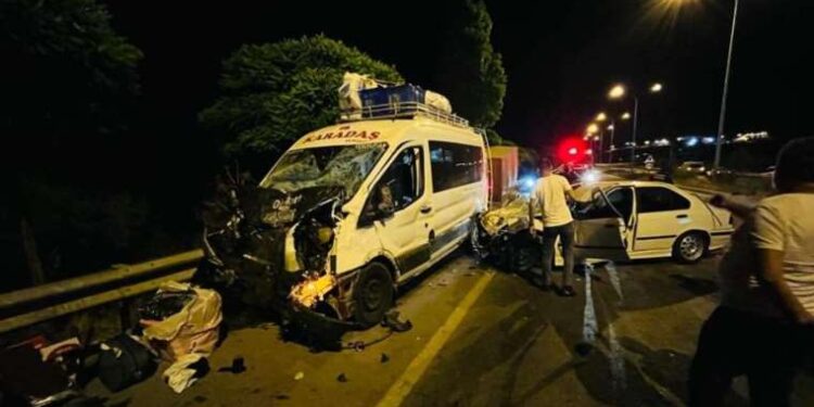 Minibüs ile otomobil çarpıştı: 1 kişi öldü, 6 kişi yaralandı!