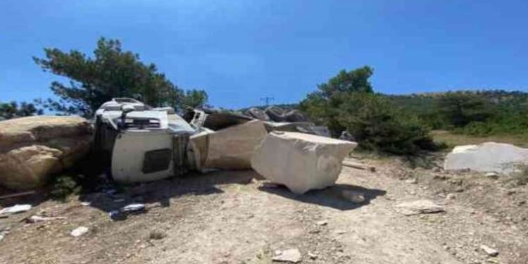 Mermer blok yüklü kamyon devrildi: Sürücü ağır yaralı!