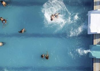 ‘Havuzda su yutmak enfeksiyon hastalığı sebebi’