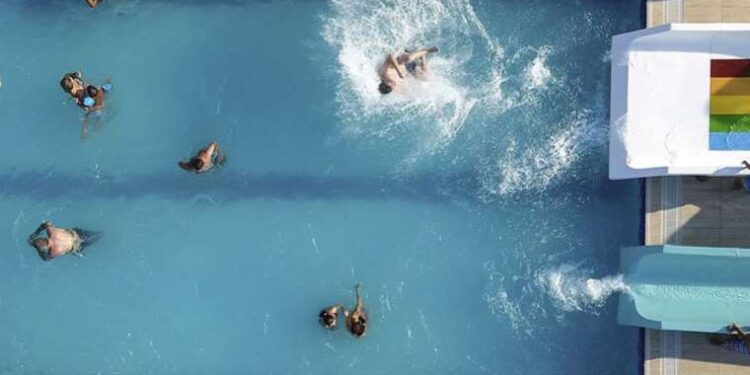 ‘Havuzda su yutmak enfeksiyon hastalığı sebebi’