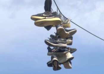 Bağcılar'da tellere asılı ayakkabılar merak konusu oldu