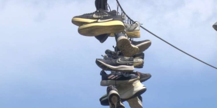 Bağcılar'da tellere asılı ayakkabılar merak konusu oldu