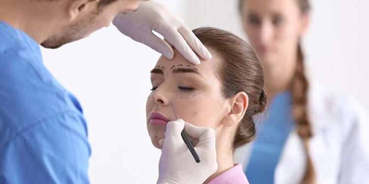 ‘Estetik ameliyatlar için doğru yaş beklenmeli’