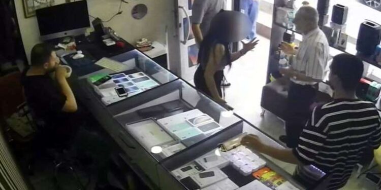 Telefon sürekli çalınca yalanı ortaya çıktı