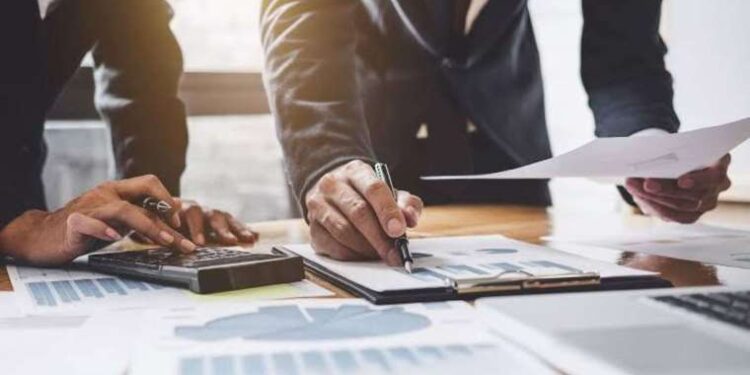 İzmir iş dünyası: Pusulası bozuk gemide sisli havada yol alıyoruz