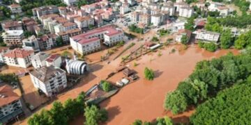 Yine aynı manzaralar! Karadeniz'i sel vurdu